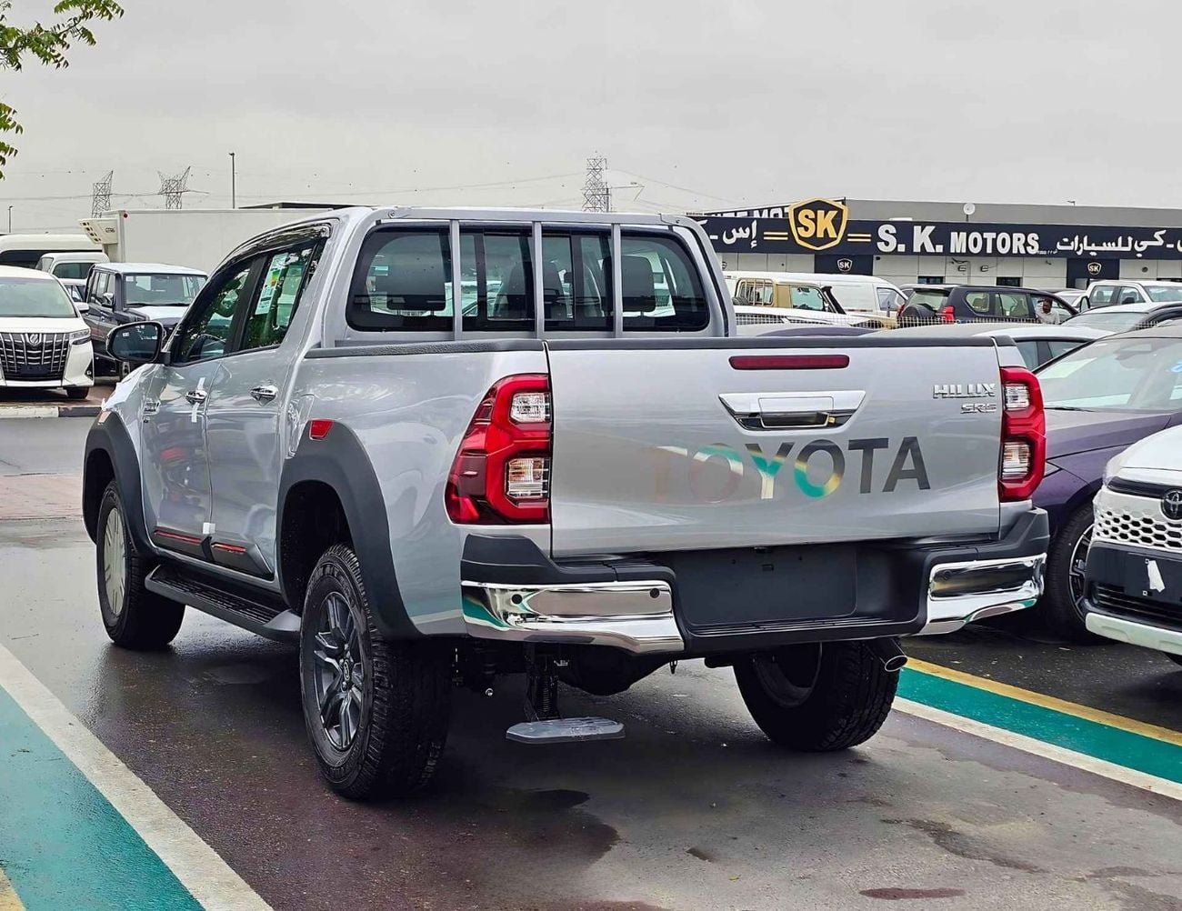 تويوتا هيلوكس SR5 TRD WOOD INTERIOR W VISOR / 4.0L PETROL V6 4WD / BLIND SPOT / DIFFLOCK / DVD+CAMERA (CODE # H6A)