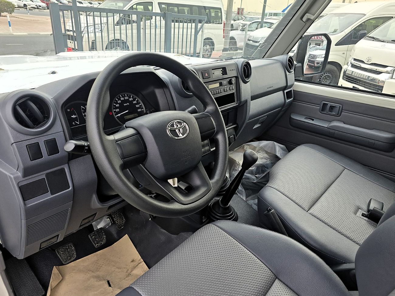 تويوتا لاند كروزر 70 Toyota Land Cruiser 76 4.2l M/T Diesel 4WD Whitout Def Lock , Fog light White Color 2025 Model