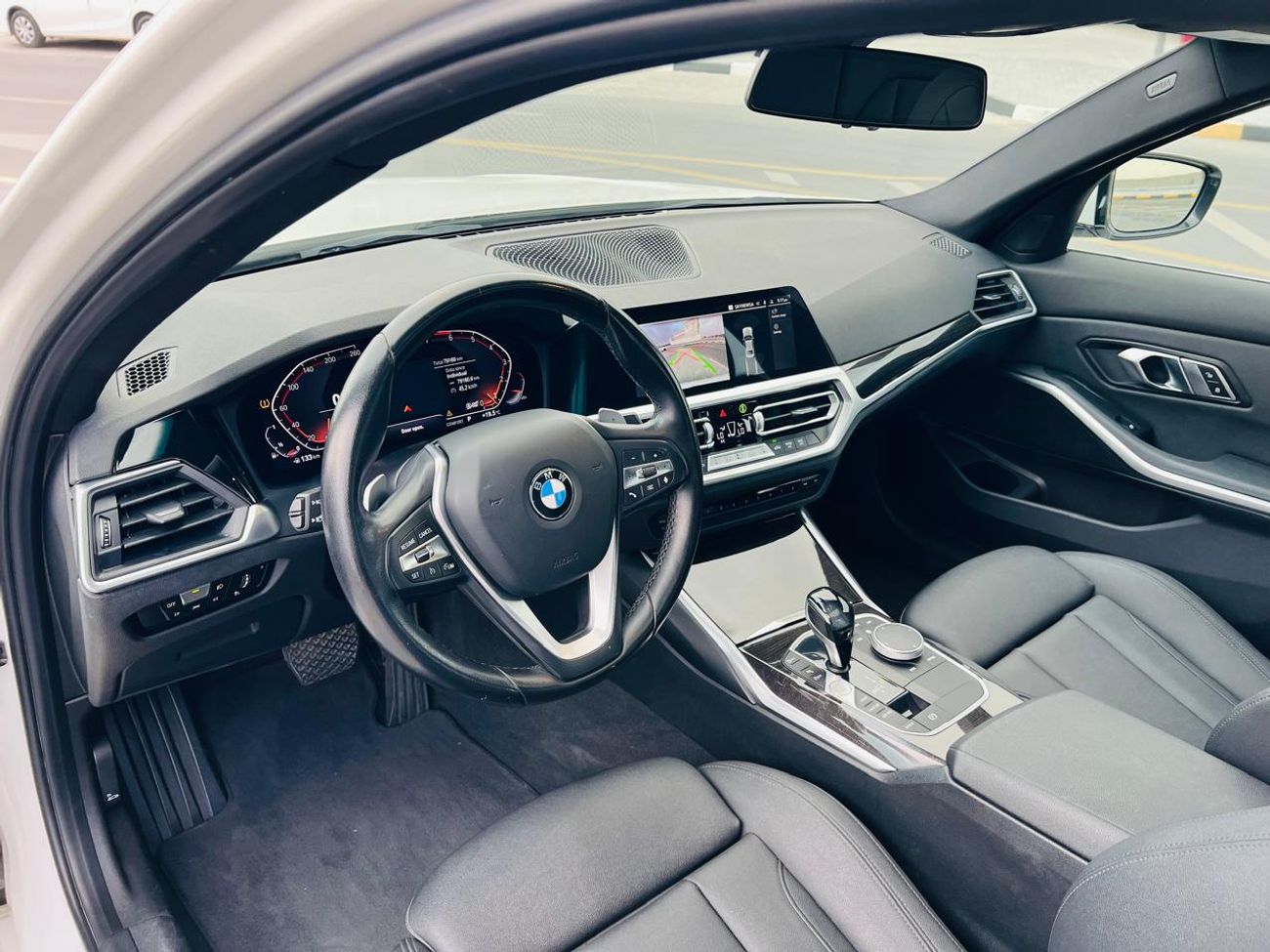 بي أم دبليو 330i Std 2.0L