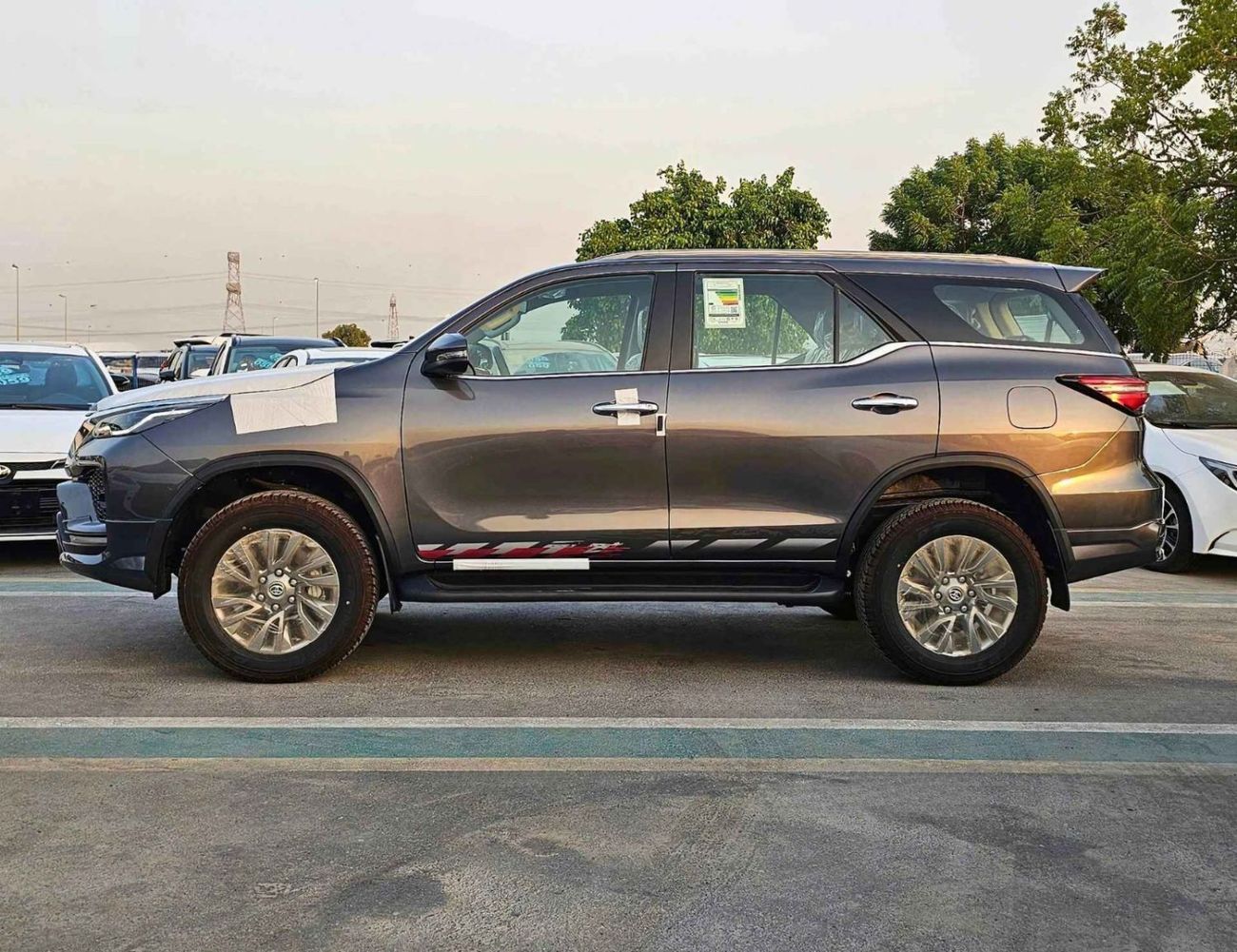 تويوتا فورتونر SR5 ADVENTURE / 4.0L V6 PETROL / CLIMATE WITH LEATHER SEATS / DIFFLOCK / AUTO A/C (CODE # F6HA)