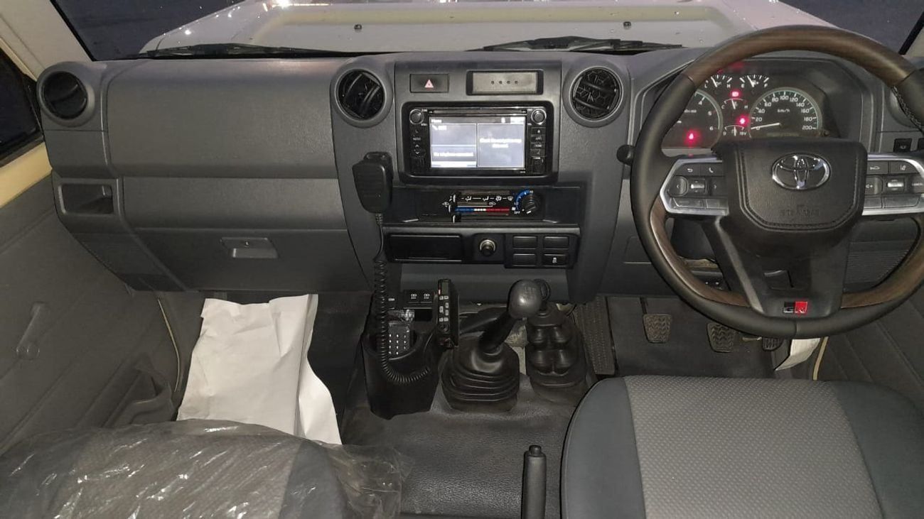 تويوتا لاند كروزر بيك آب V8 MANUAL RHD