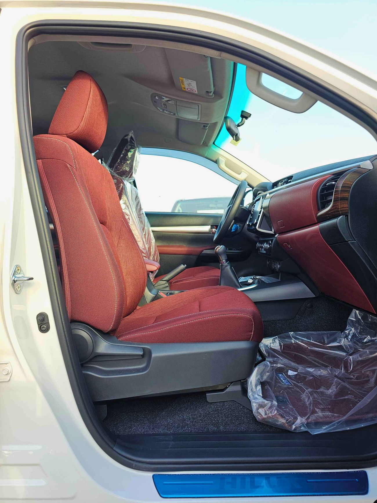 Toyota Hilux SR5 / FULL OPTION / 2.7L V4 / M/T / DIFF LOCK / BED LINER / BIG DVD / WOOD TRIM / 4WD / CODE # HPADF