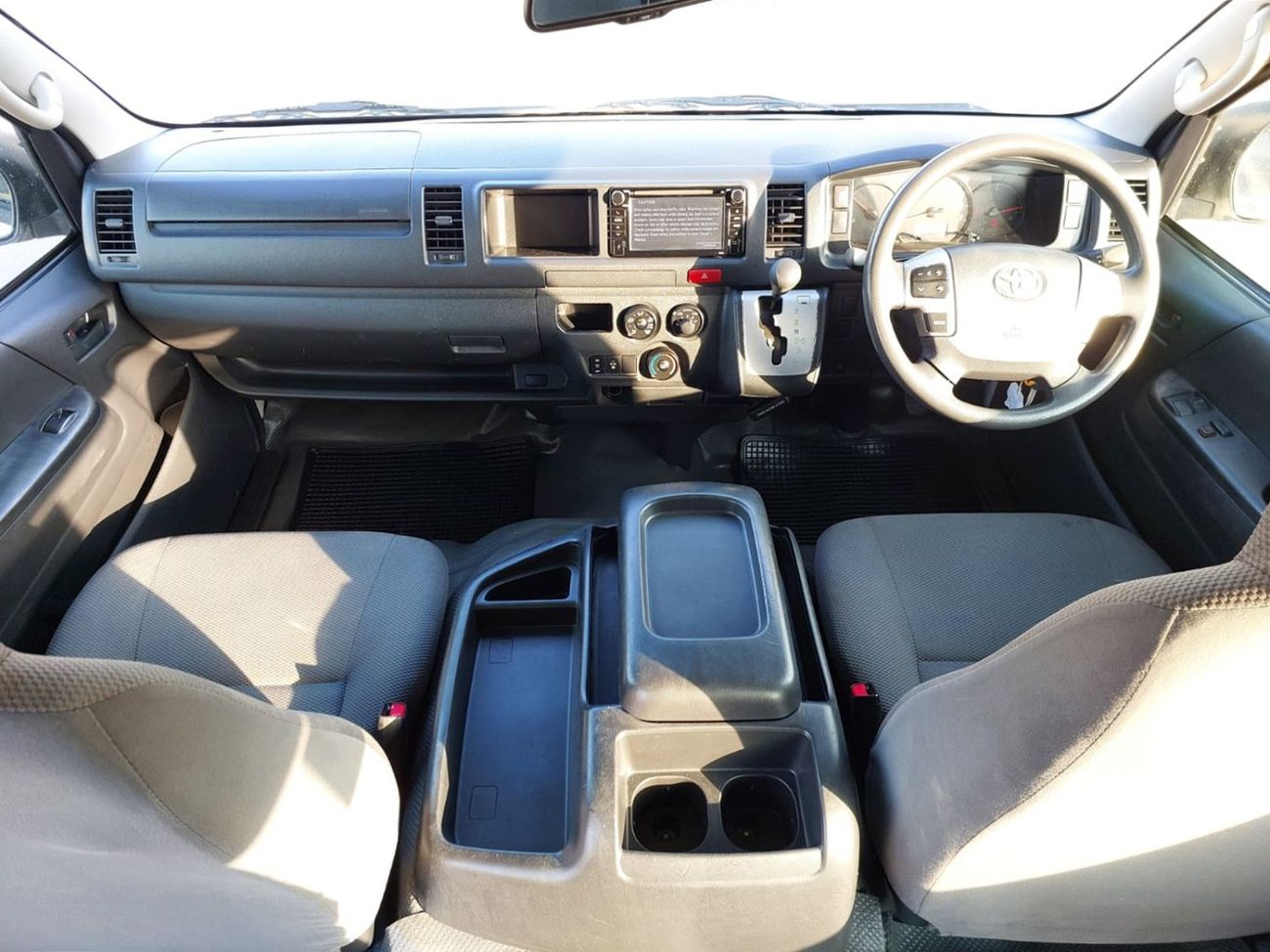 Toyota Hiace TOYOTA HIACE COMMUTER VAN RHD 2017 MODEL 3.0 L DIESEL AUTOMATIC(PM31641)