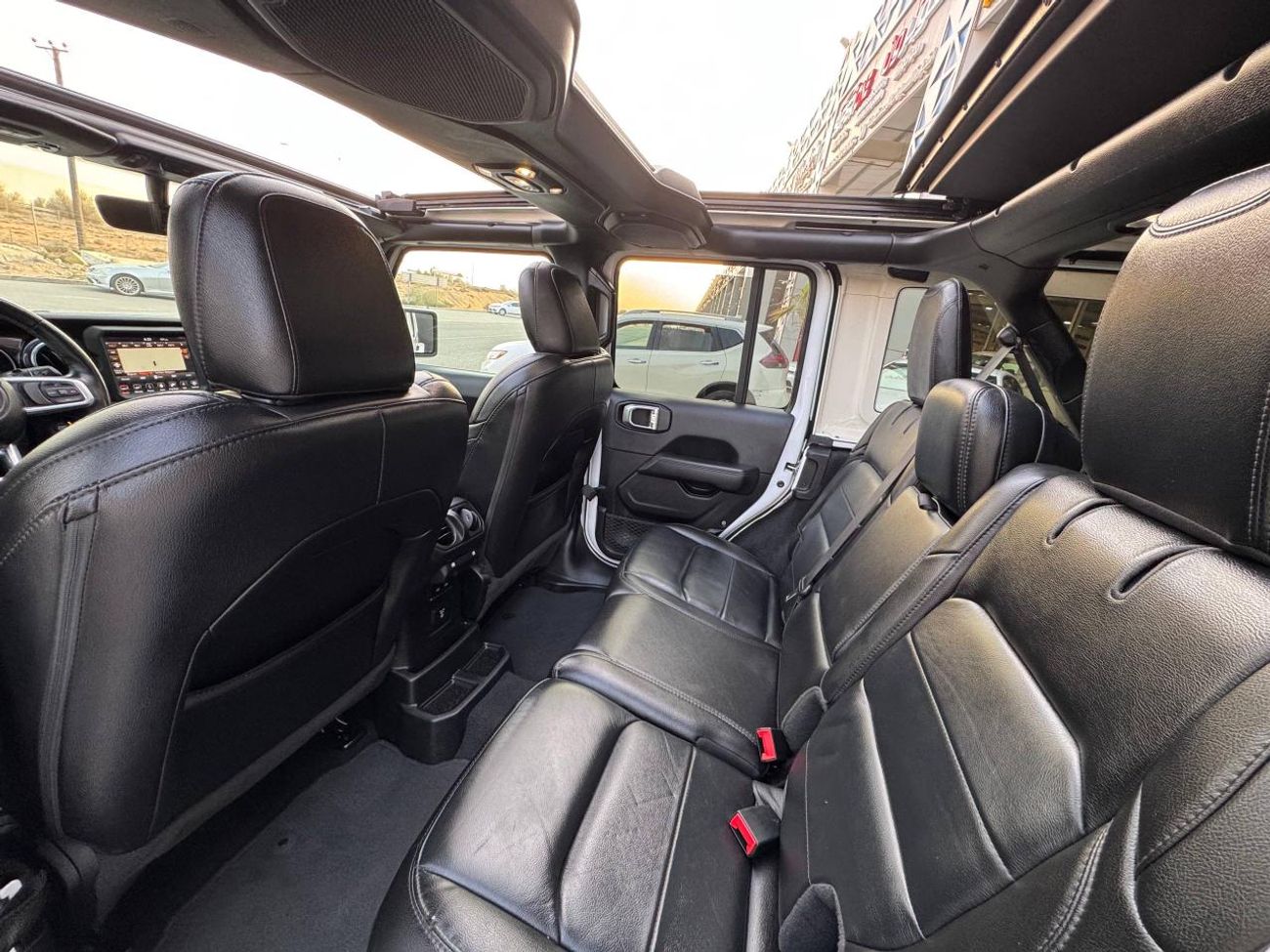 Jeep Wrangler Unlimited Sahara 3.6L 3.6L V6 / SAHARA / PANORAMIC ONE TOUCH ROOF / LEATHER / BIG SCREEN / LOW MILEA