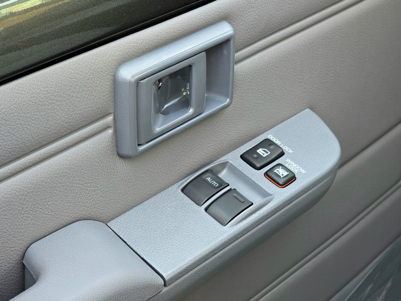 Toyota Land Cruiser 70 TOYOTA LC79 SINGLE CABIN PETROL 4.0 - AT - STD - E - DIFF LOCK - 2025 MODEL - GREY INSIDE GREY - GCC