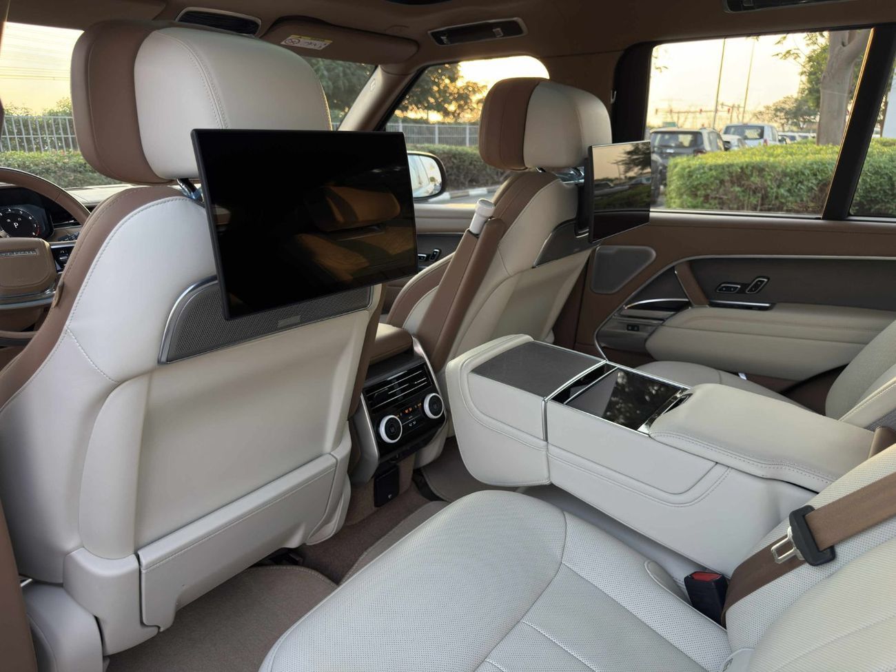 Land Rover Range Rover LWB SV P615 4.4L **2025**GCC SPEC UNDER WARRANTY