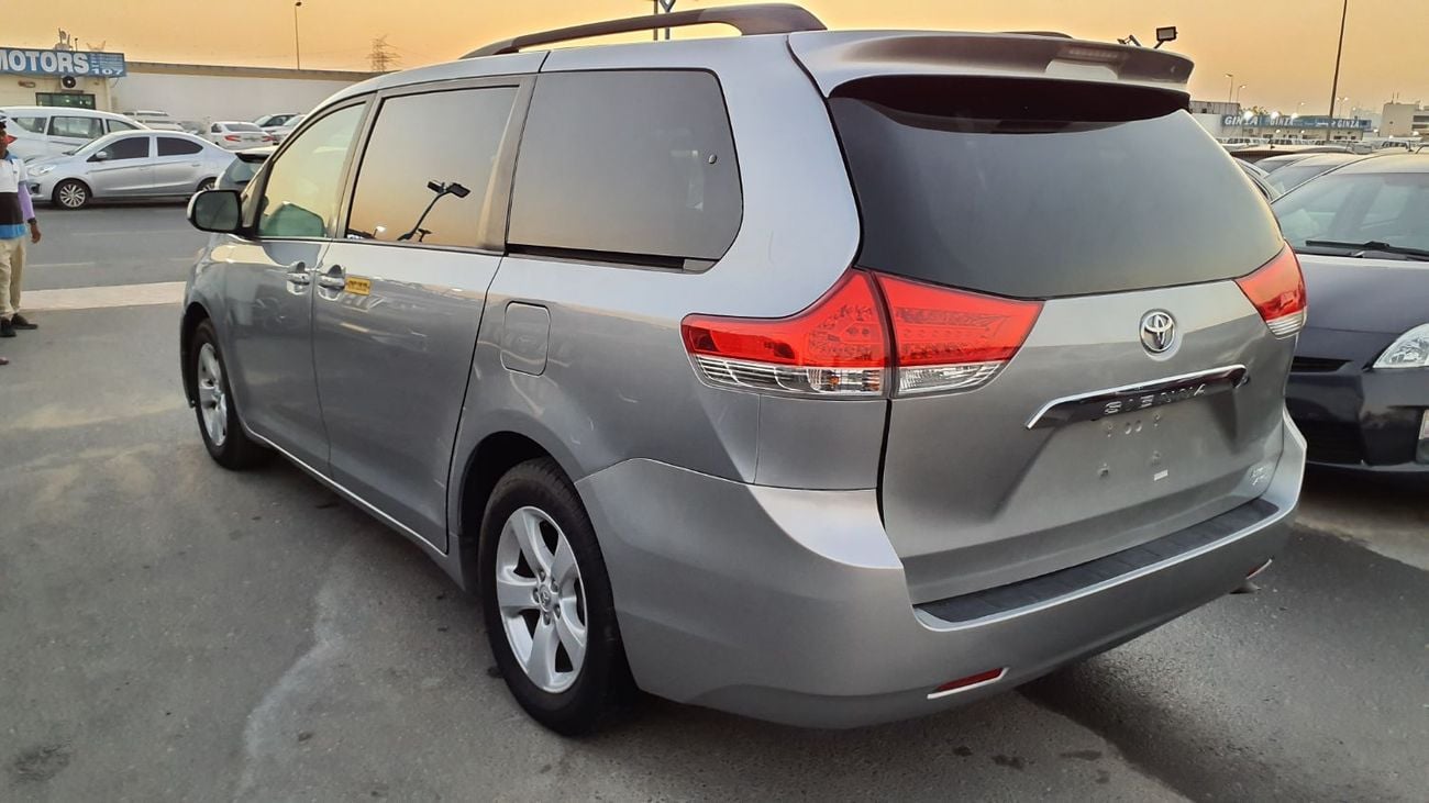 Toyota Sienna LE (NON GCC)