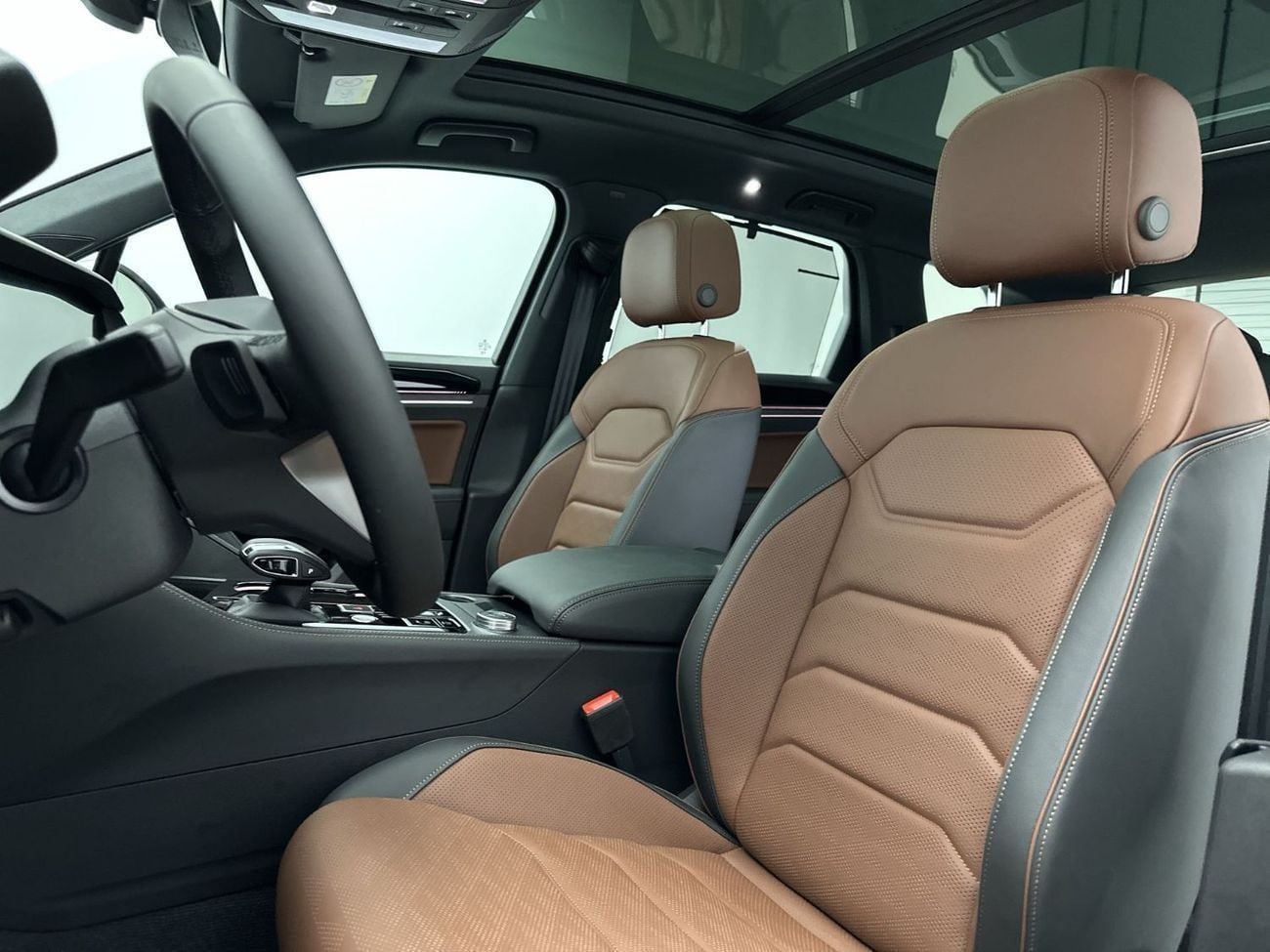 فولكس واجن طوارق ELEGANCE with Sunroof - Leather Seats 3L | 42,100 AED SAVINGS from New Car