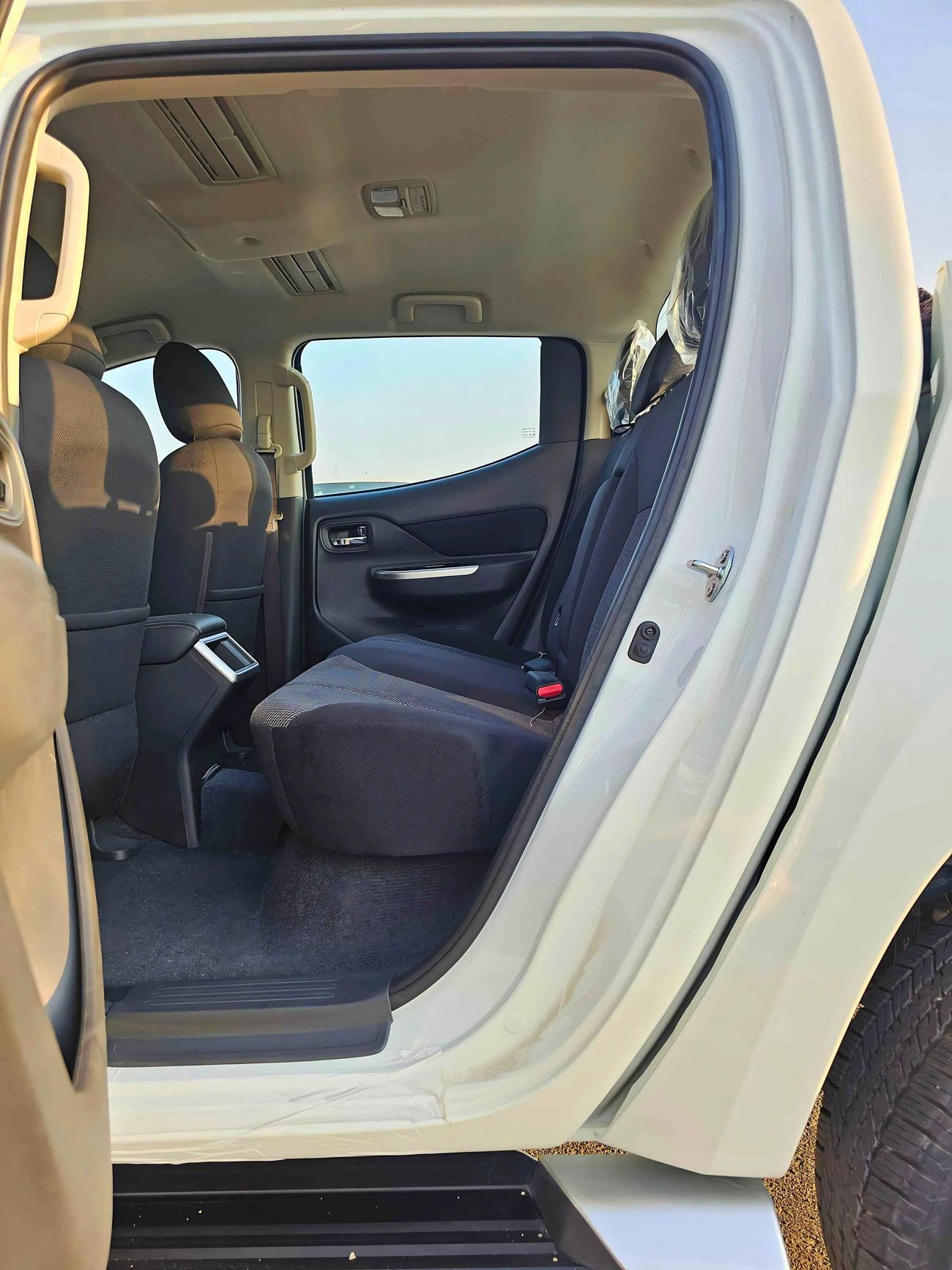 Mitsubishi L200 SPORTERO / 2.4L DIESEL / M/T / 4WD / SPECIAL OFFER / (CODE#68092)