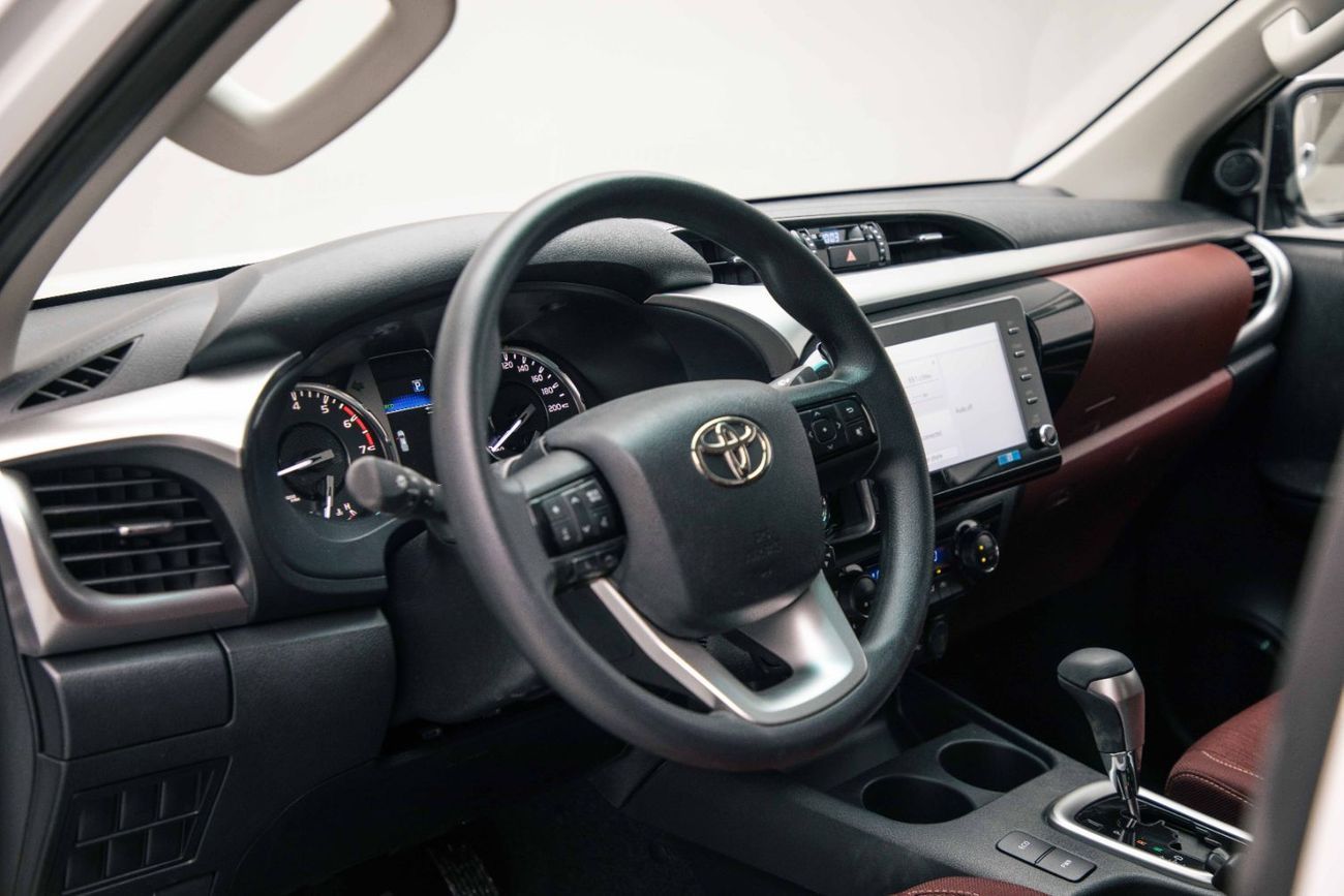 تويوتا هيلوكس Double Cab 2.7L - Super White Inside Maroon | Export Only