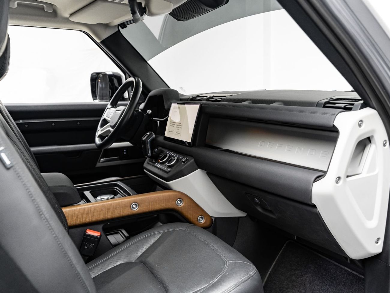 لاند روفر ديفندر 2023 Land Rover Defender 110 P300 SE, 2.0 TC I4 4WD, 300bhp, 8 Speed Auto