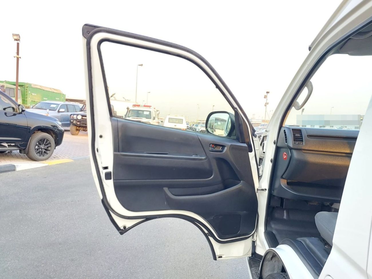 Toyota Hiace TOYOTA HIACE COMMUTER VAN RHD 2016 MODEL 3.0 L DIESEL AUTOMATIC(PM28405)