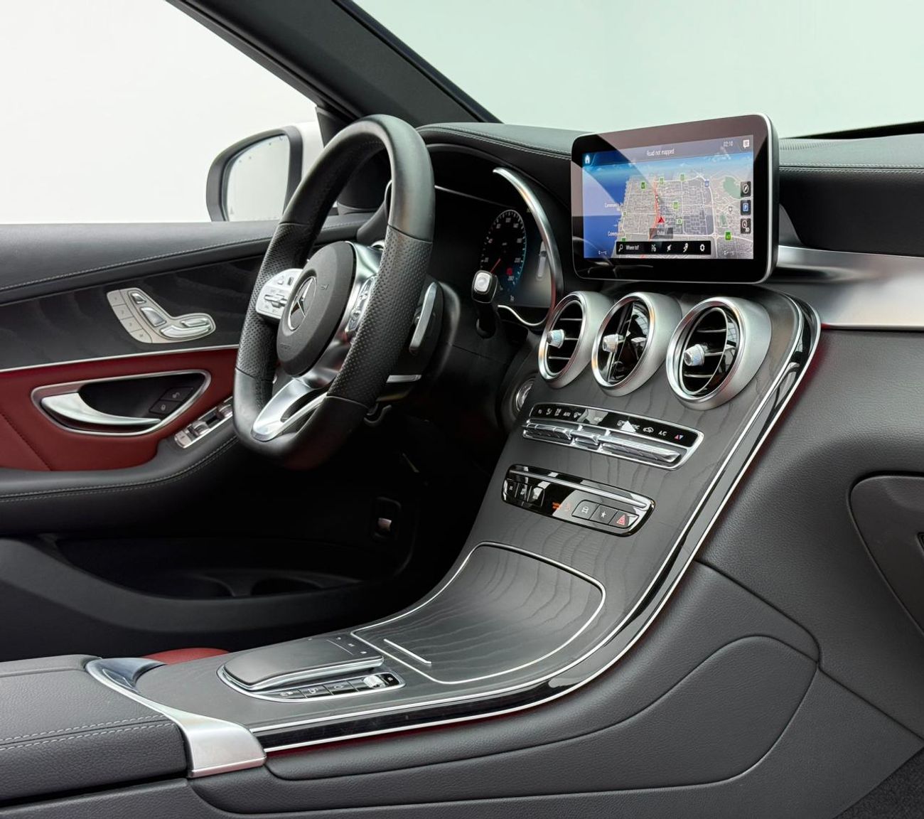 مرسيدس بنز GLC 300 2021 Mercedes Benz GLC300 4MATIC, Warranty, Full Service History, Very Low Km, Fully Loaded, GCC