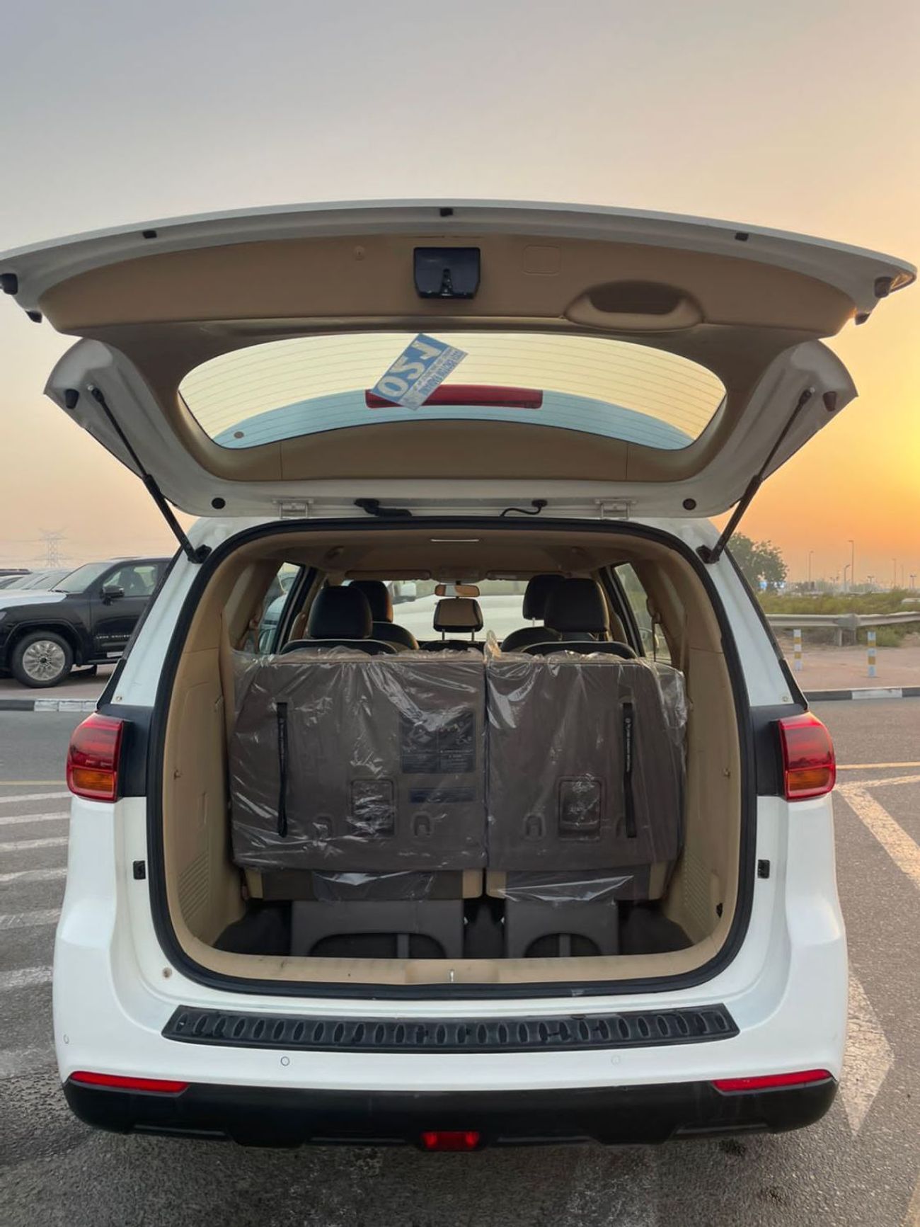 Kia Grand Carnival 2020 Kia Grand Carnival – GCC Specs – 7 Leather Seats – Rear Sensors – No Accident