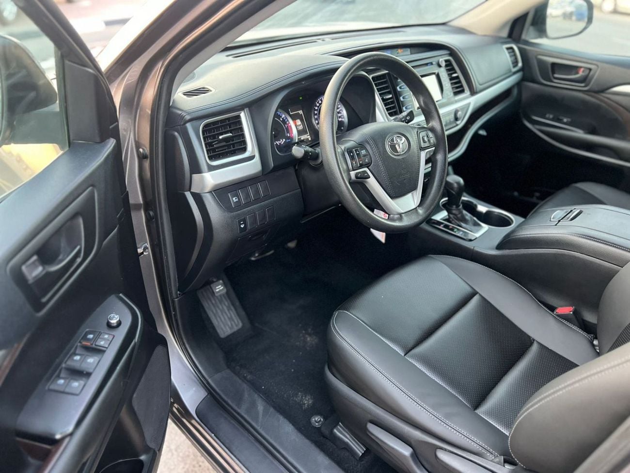 Toyota Highlander LE (NON GCC) 2019 Toyota Highlander 3.5L V6 - AWD 4x4 - Rear Camera - Leather seat 7 -