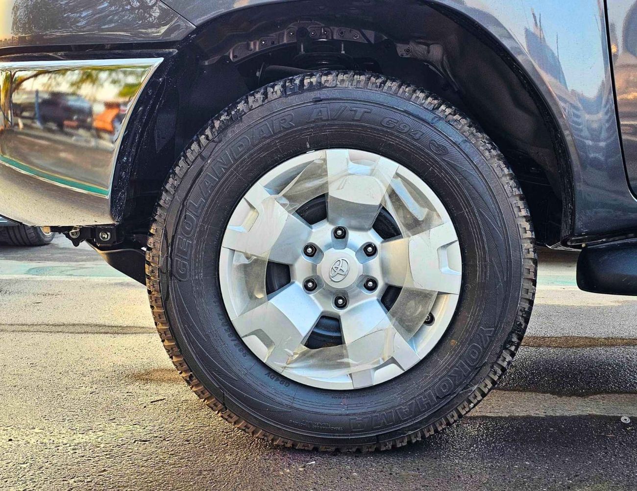 تويوتا هيلوكس WIDE BODY DOUBLE CABIN / 2.4L DIESEL M/T 4WD/ FR+RR CHROME BUMPERS / COOL BOX (CODE # HDMH)