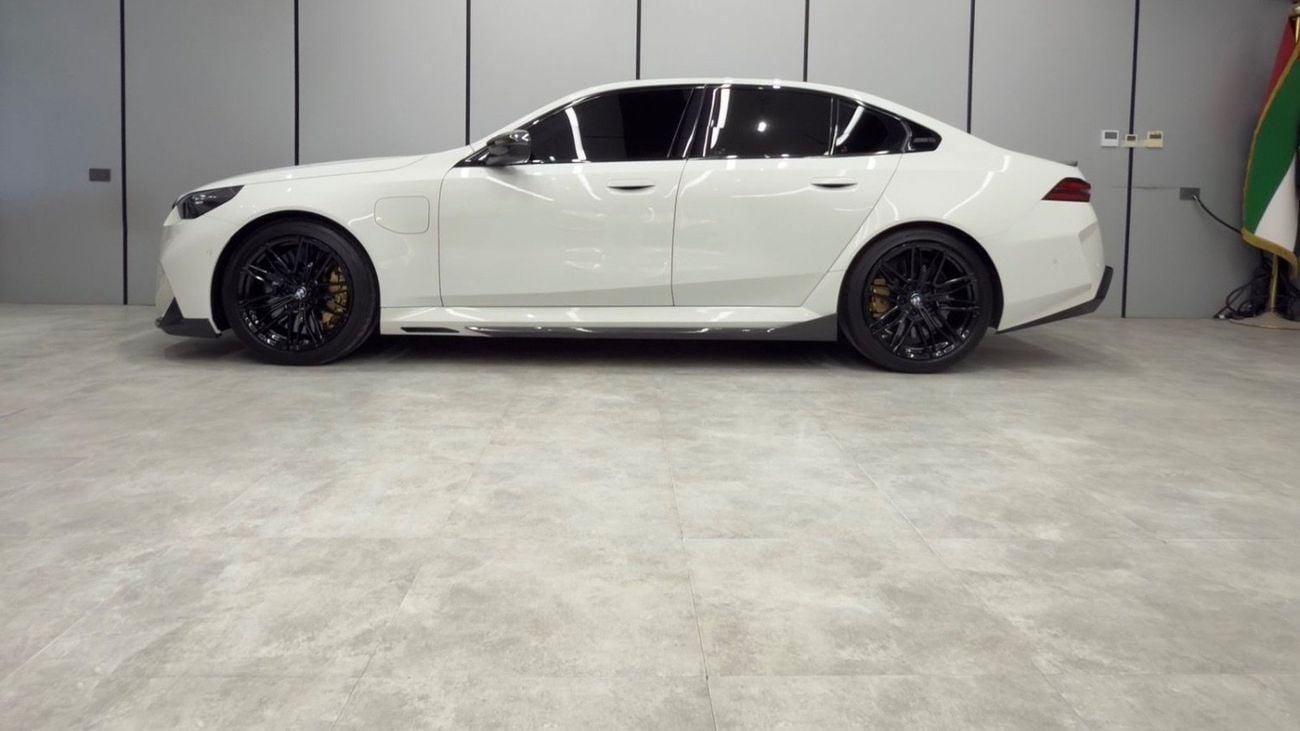 BMW M5 G90 - GCC Specs with dealer warranty and service