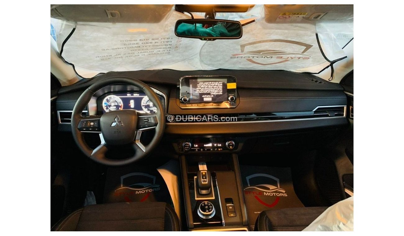 Mitsubishi Outlander BRAND NEW MITSUBISHI OUTLANDER GCC SPEC 2.5L SUV 4WD 7 SEATER 5 DOOR DUAL A/C PANORAMIC SUNROOF AVIL