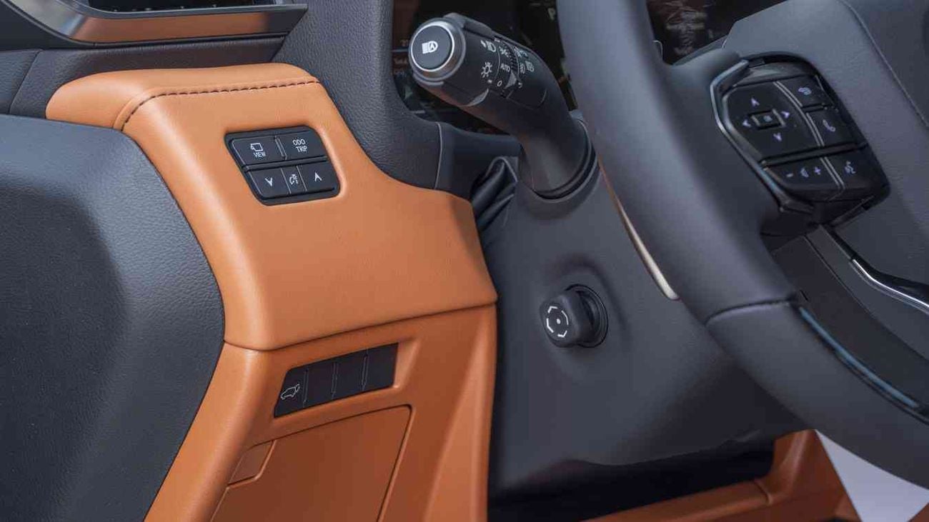 لكزس LX 700h VIP ECTAV0007 - لكزس LX700h VIP موديل 2026 - محرك هجين 3.5 لتر، ناقل حركة أوتوماتيكي - لون رمادي مع مقصو