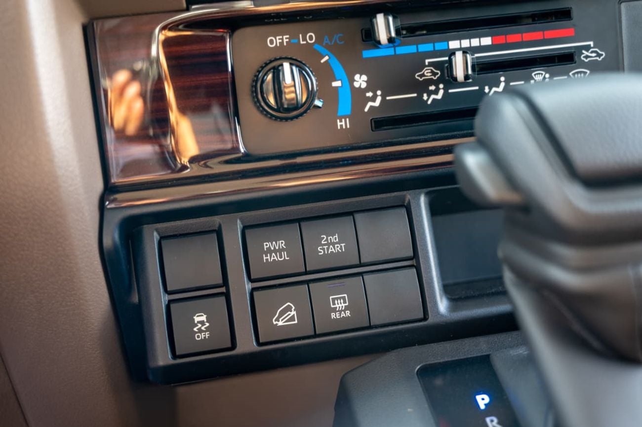 Toyota Land Cruiser 70 LC 76 2.8L | Diesel | 4 Cylinder | 6 Speed Automatic | 5 Door | 5 Seats