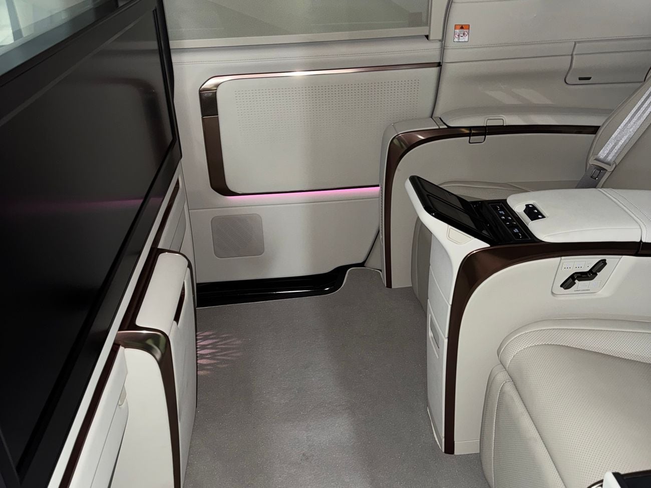 Lexus LM 350h 4 Seats (VIP Configuration)