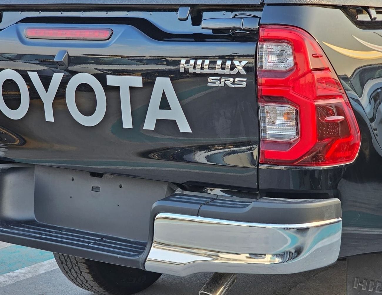 Toyota Hilux SR5 WIDE BODY DOUBLE CABIN || FULL OPTION  | PUSH START| WITHOUT DIFF-LOCK | PETROL M/T 2.7L V4 4WD
