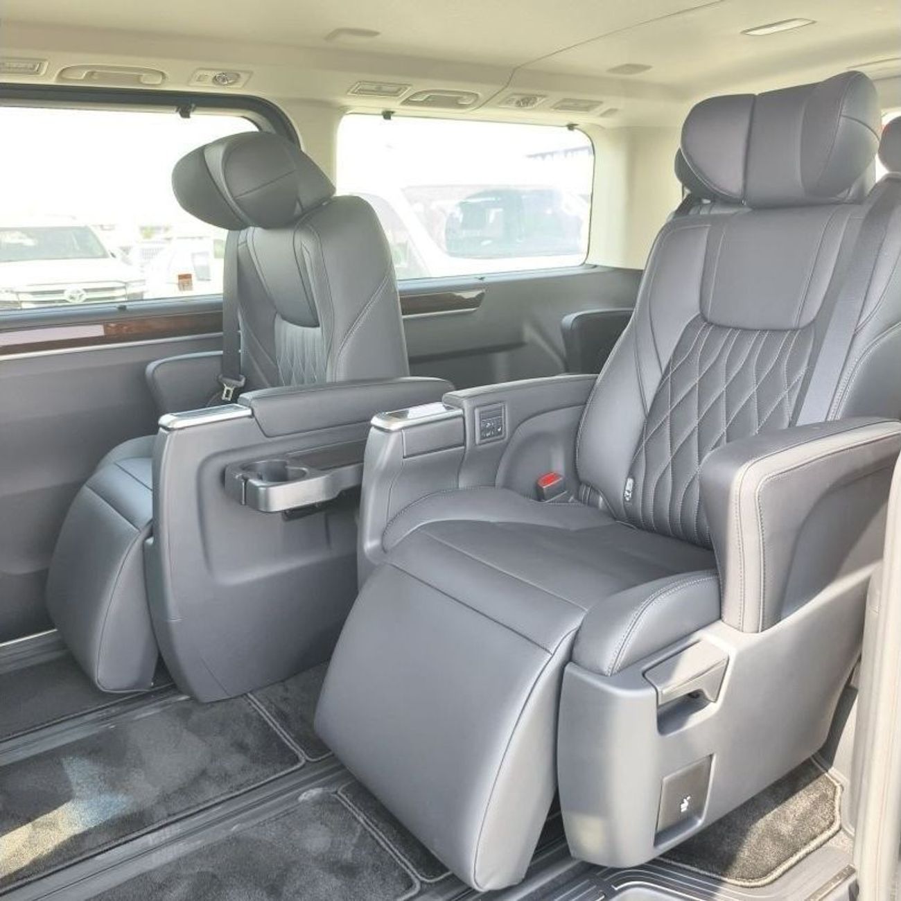 تويوتا جرافينا 2024 Toyota Granvia 3.5L 6 seater