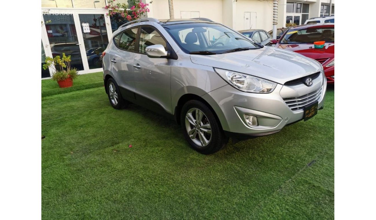 Hyundai Tucson GCC no1 fully loaded with options do not need any expenses