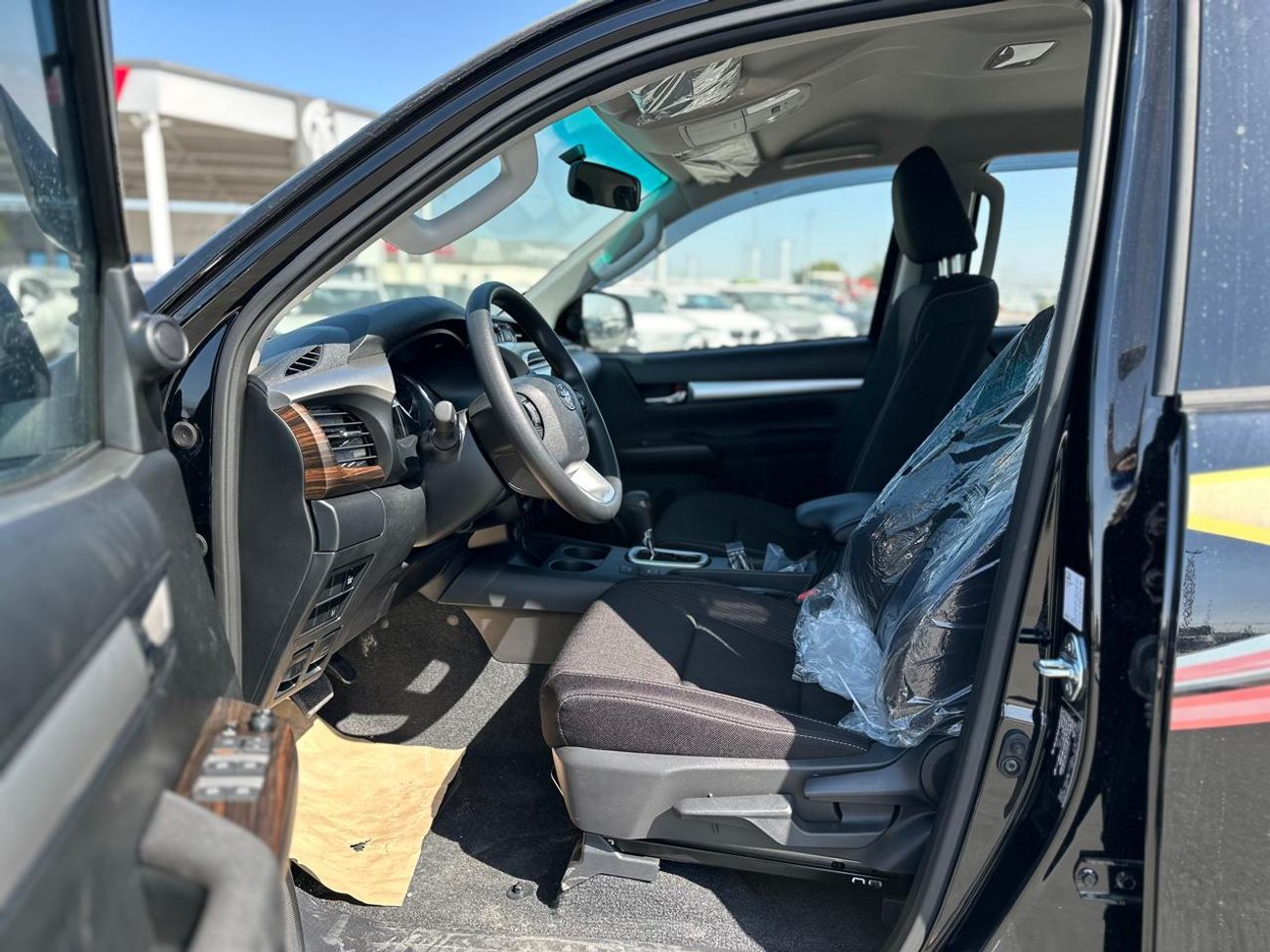 تويوتا هيلوكس Toyota Hilux 2.7L A/T Full Option, Push Start, BSM, Black Color 2025/2025