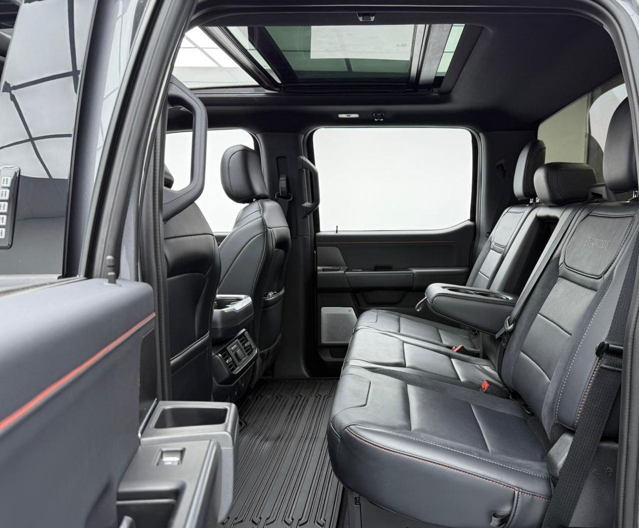 فورد إف-150 رابتور 2024 Ford F-150 Raptor Super Crew, 2029 Ford Warranty + Service Pack, Very Low Km, Fully Loaded, GCC