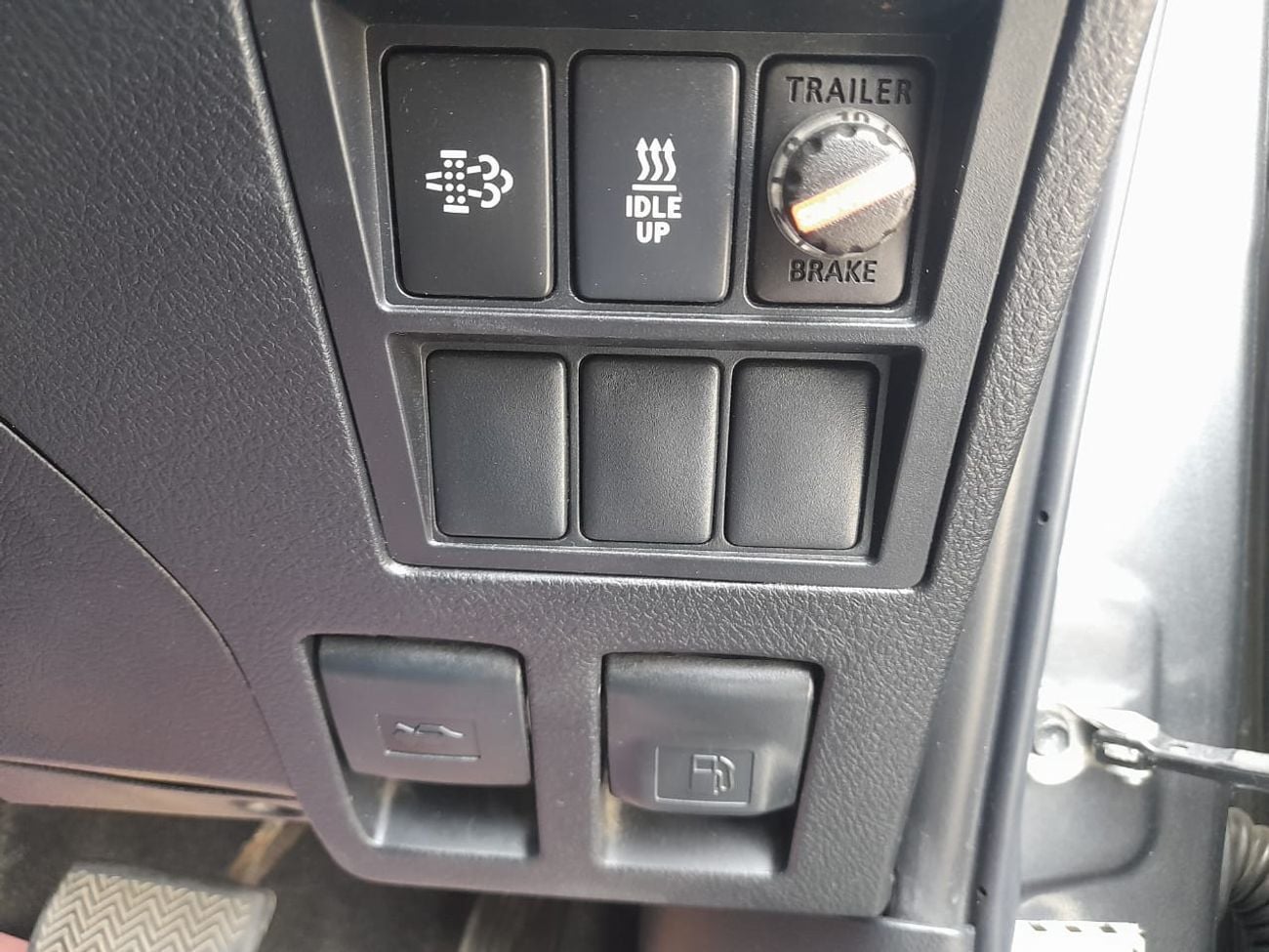 Toyota Hilux Right-Hand drive Diesel 2.8 SR5 2.8CC auto with canopy leather electric seats