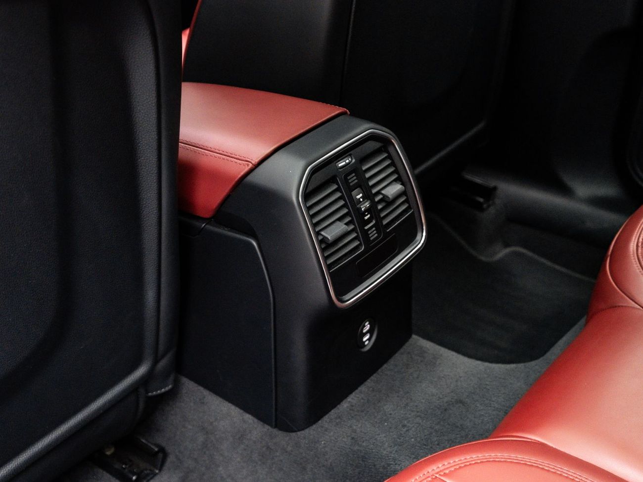 بورش ماكان 2024 Porsche Macan, 2.0L TC I4, 4WD, 248 bhp, 7 Speed Automatic