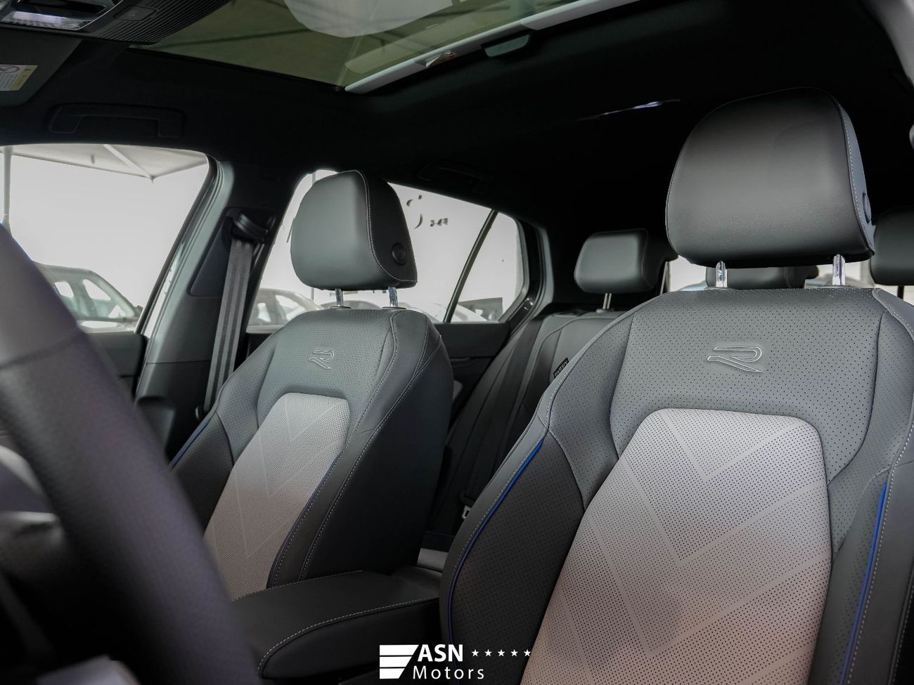 فولكس واجن جولف R-Line Black Package 1.5 Turbo 2025 (Harman Kardon + HUD)