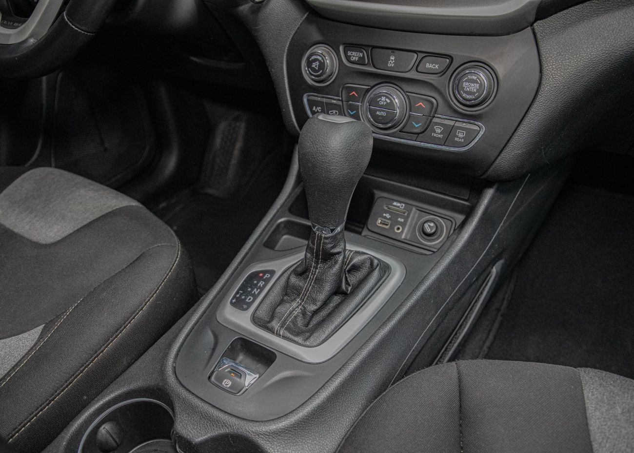 جيب شيروكي Sport 2.4L