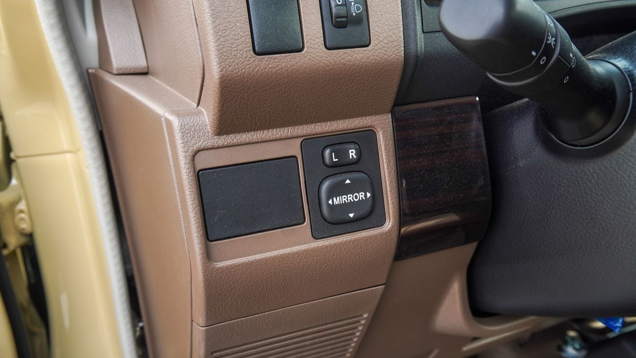 Toyota Land Cruiser Pick Up LC 79 4.0L V6 Single Cabin Auto transmission سلق ونش وفلوك سعودي