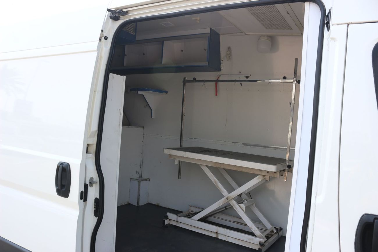 بيجو بوكسر صالون حلاقه حويانات متنقل