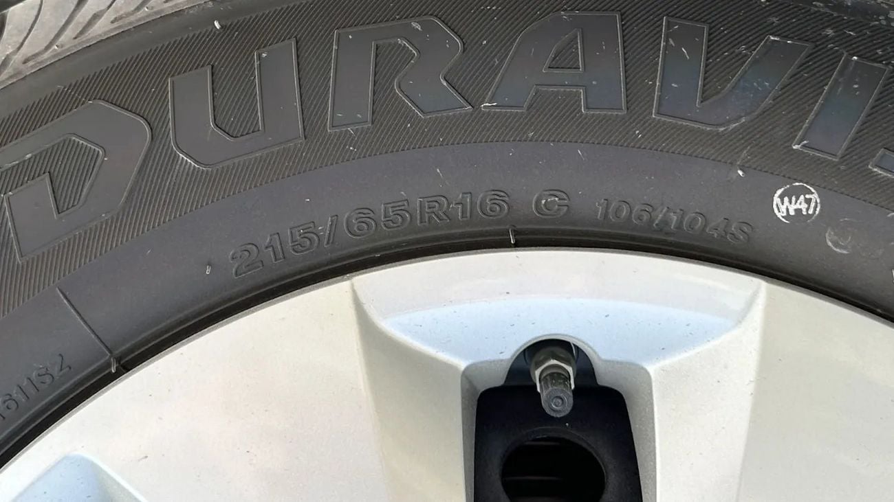 Toyota Hilux Diesel DC 2WD 2.4L GLX MT