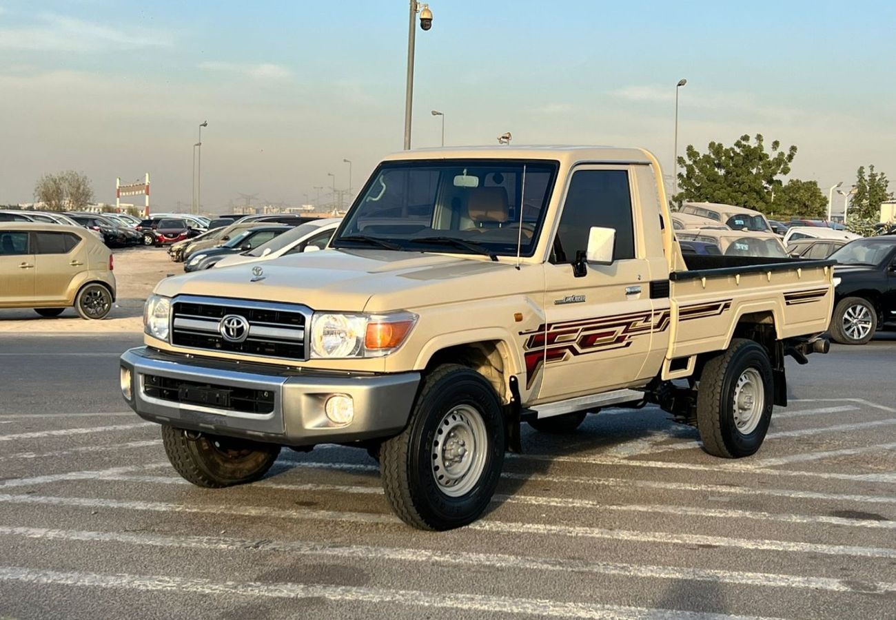 تويوتا لاند كروزر بيك آب 2018 Toyota Land Cruiser Pick up - Single Cabin - 4.0L V6 - AWD 4x4 - Patrol Manual - GCC Specs- Ful