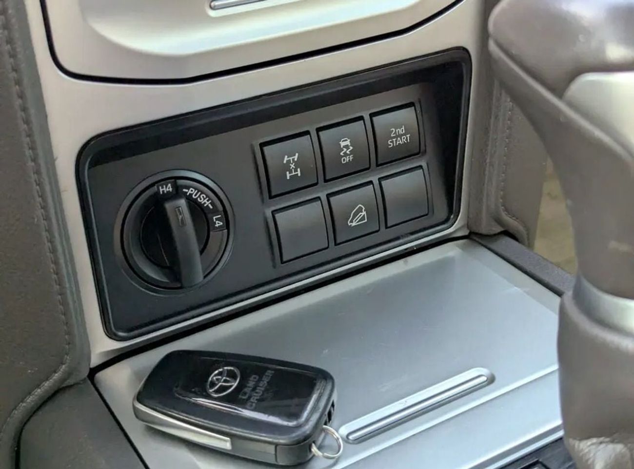 Toyota Prado Toyota prado 2022MODEL 4.0 Txl Petrol Engine Colour white push start Transmission Automatic Interior