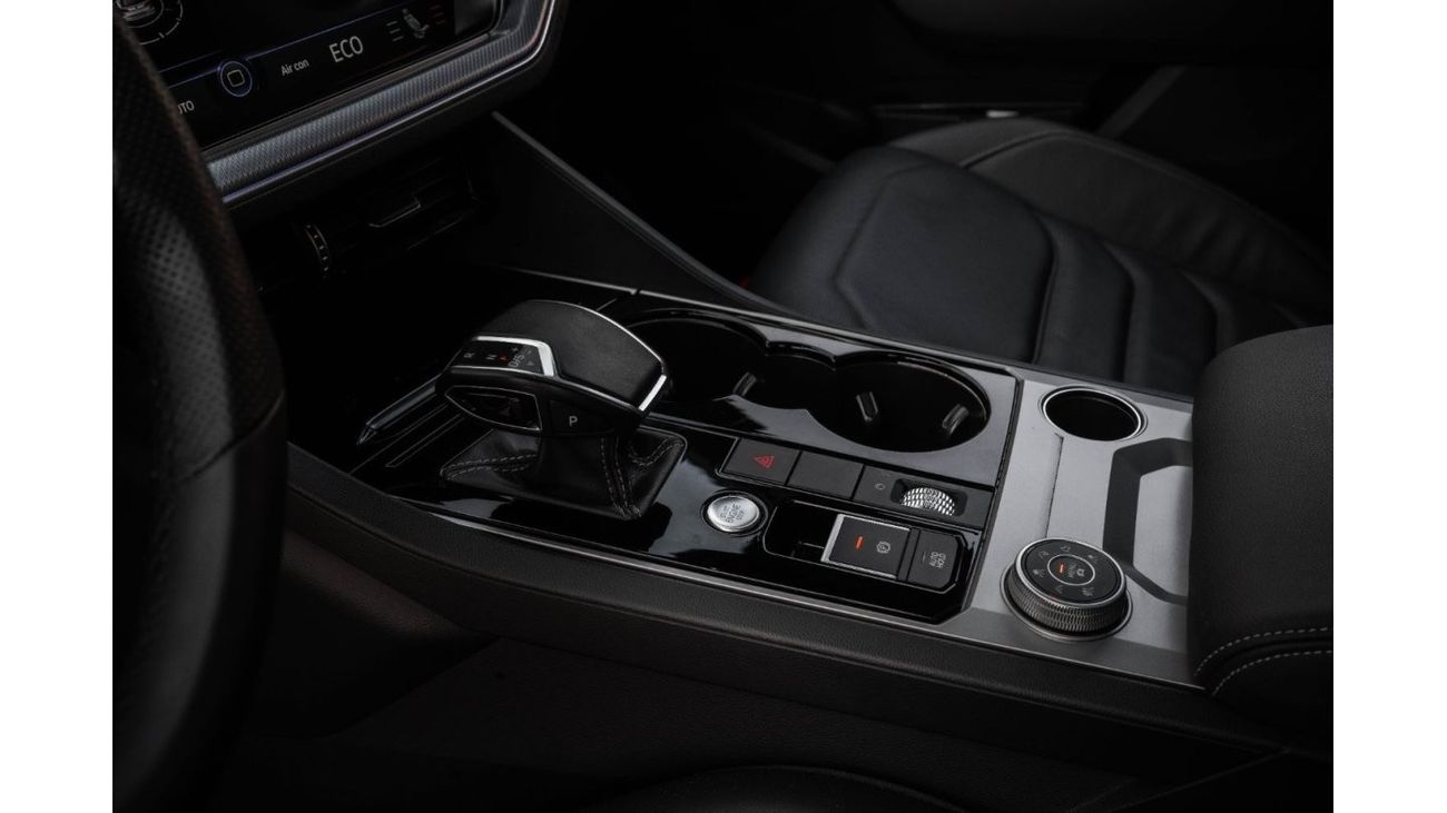 فولكس واجن طوارق R-Line | 3,133 P.M  | 0% Downpayment | Full Agency Service History!