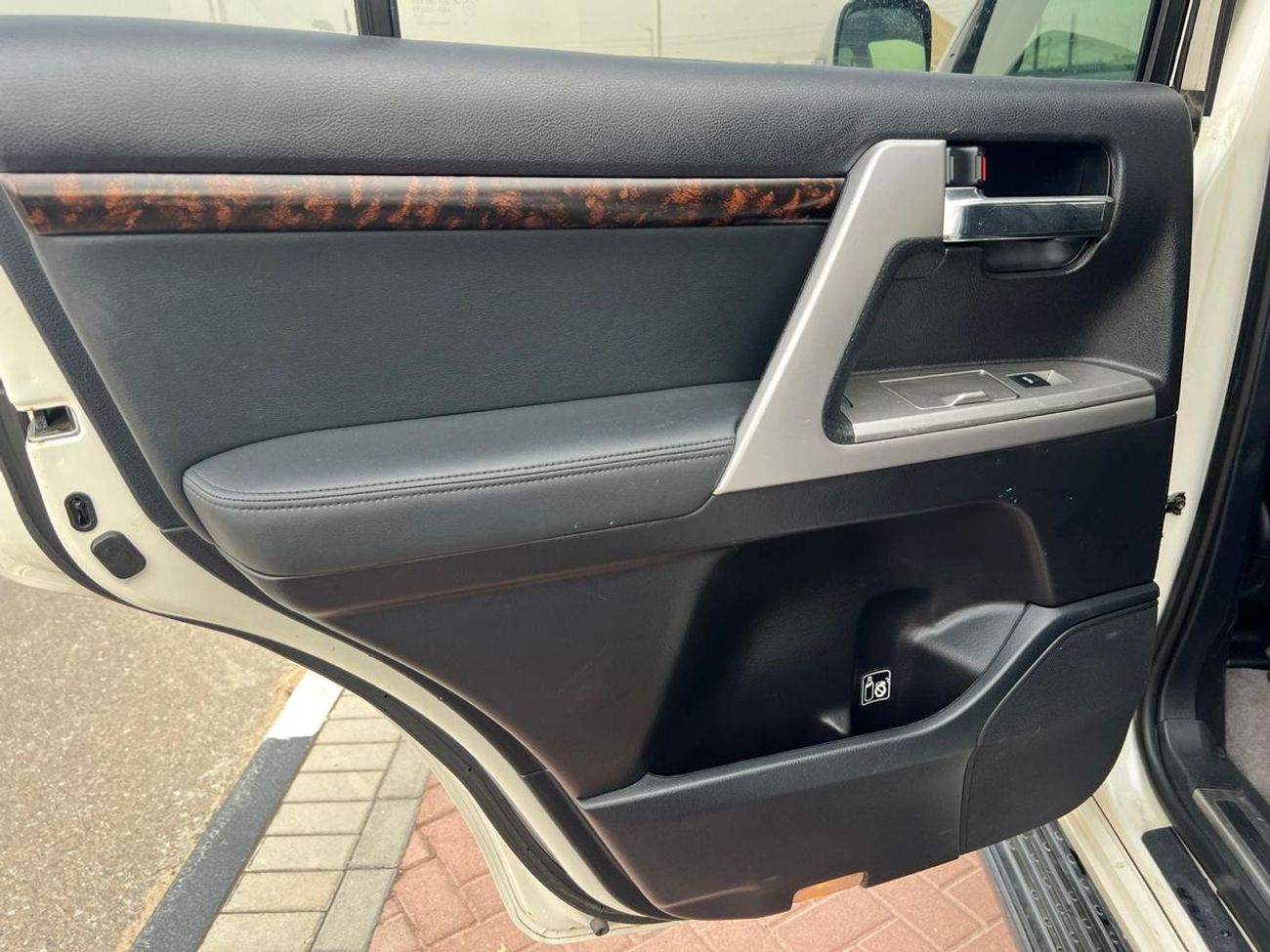 تويوتا لاند كروزر Landcruiser Sahara white colour with black interior RHD Diesel 8 seaters