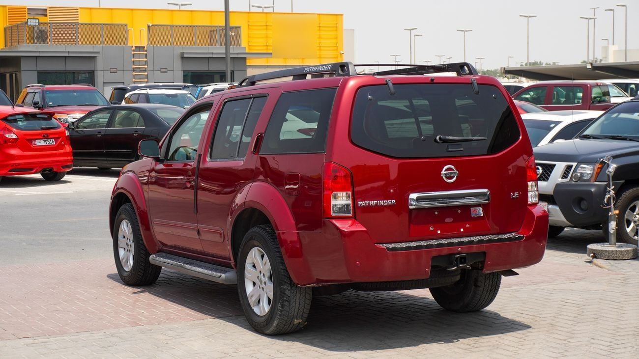 Nissan Pathfinder LE