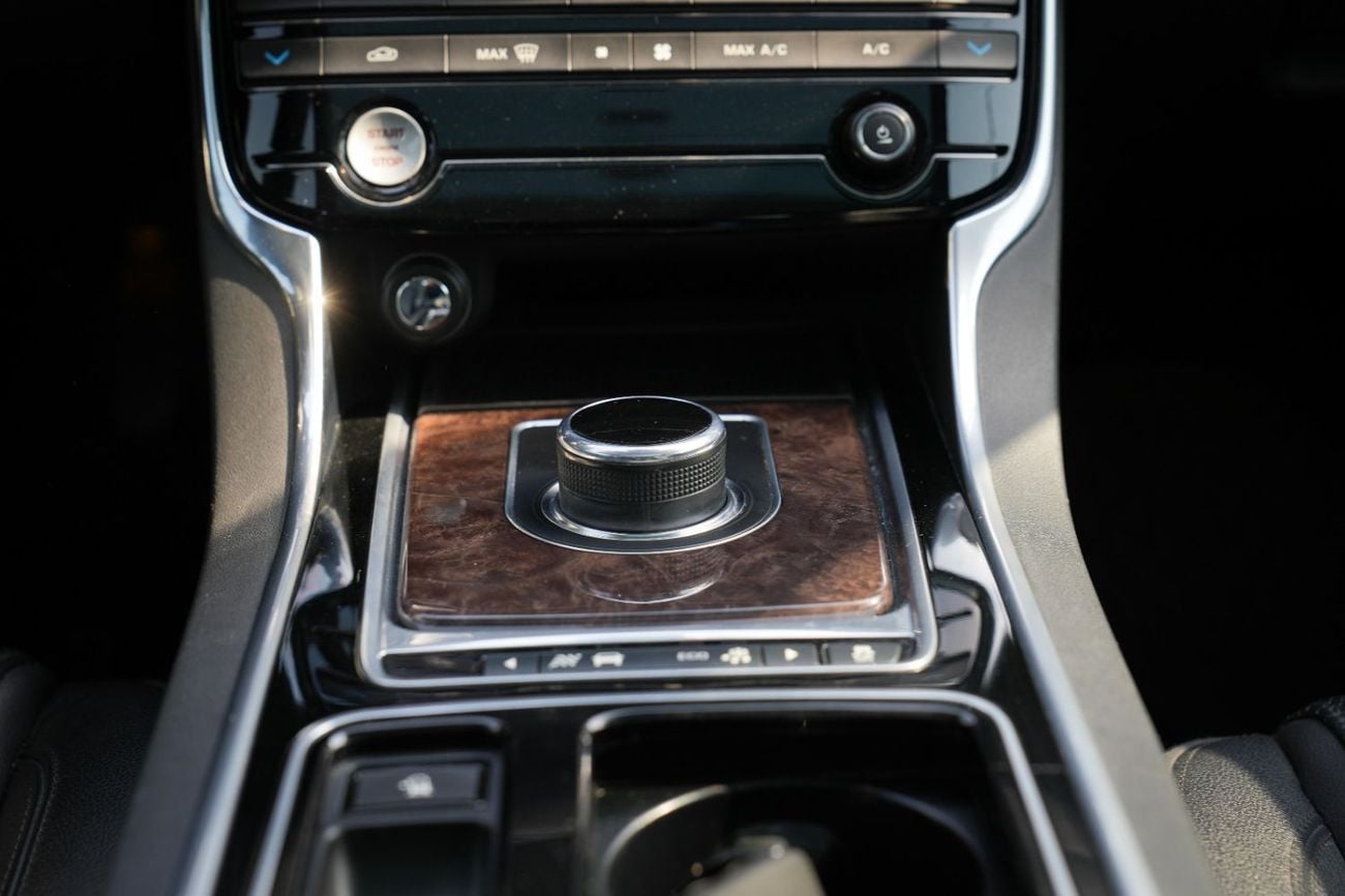 Jaguar XF 25T 2017!! GCC SPECS