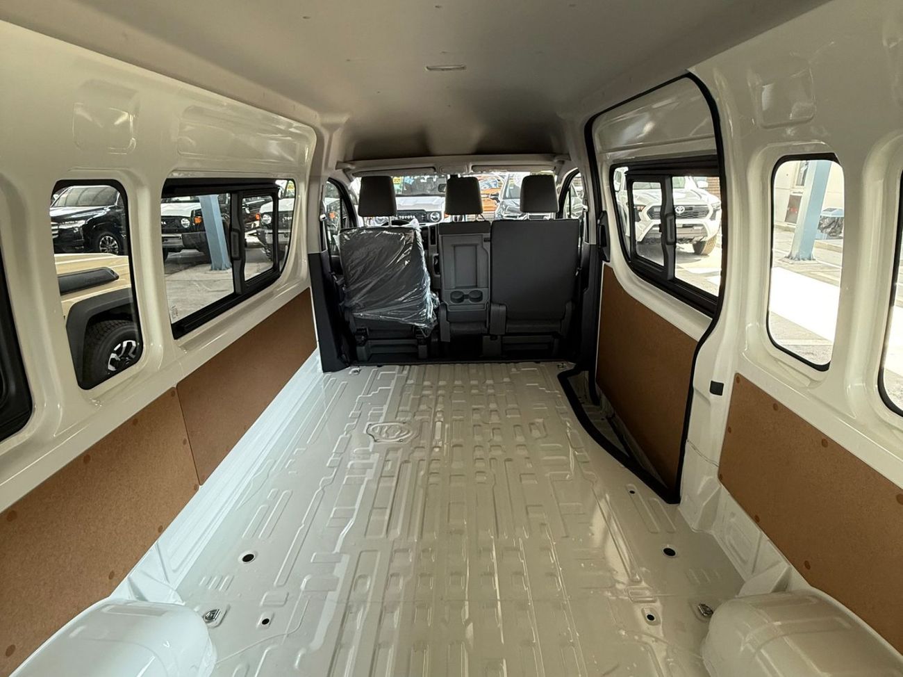 Toyota Hiace 3.5 V6 CARGO MANUAL TRANSMISSION **EXPORT ONLY**التصدير فقط خارج الخليج***