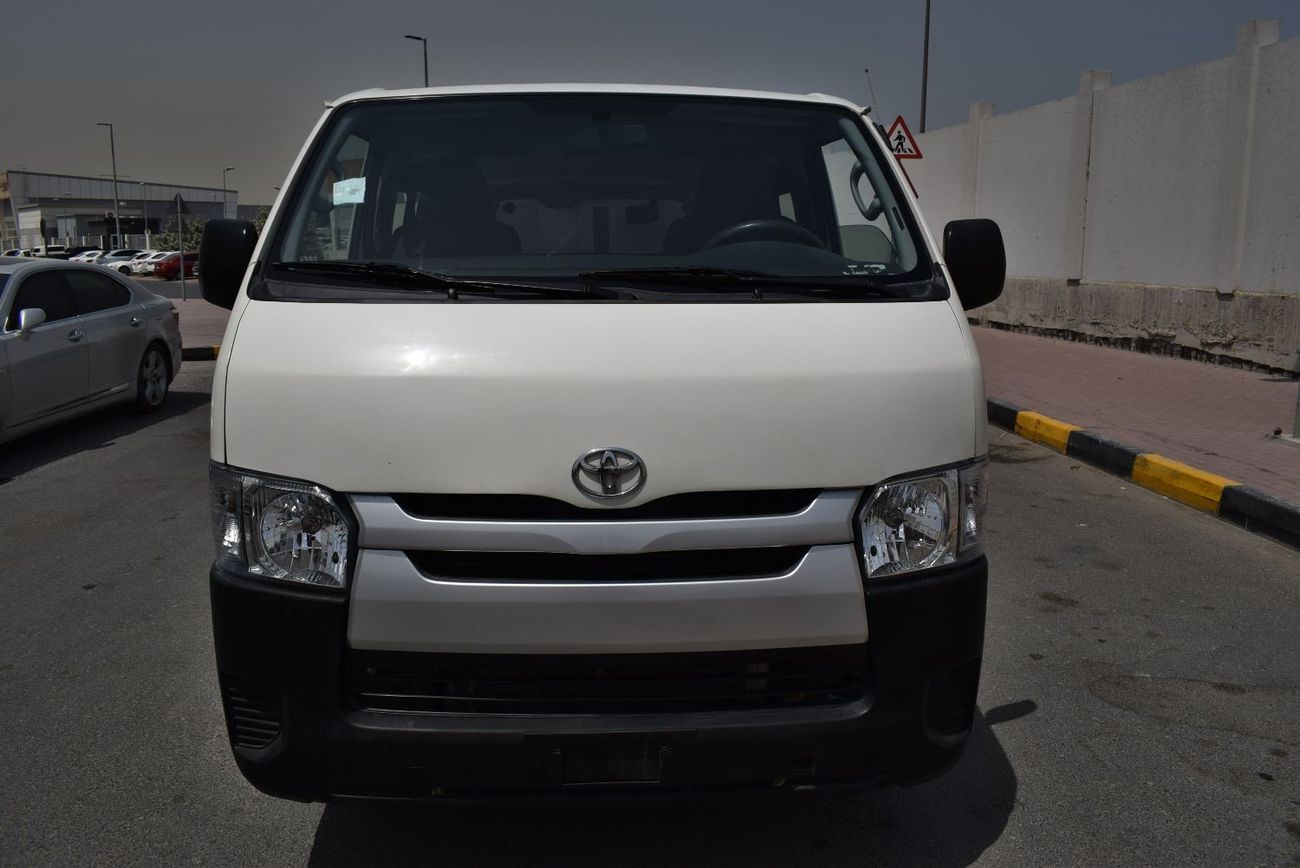 تويوتا هاياس Toyota Hiace Std Roof Bus 13 seater, Model:2015.Excellent condition