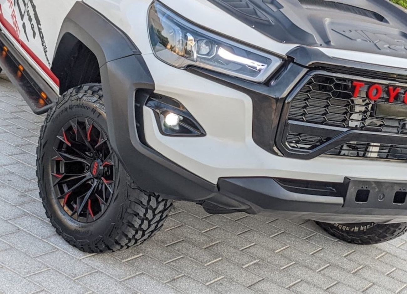 تويوتا هيلوكس TOYOTA HILUX FACELIFTED 2025 GR SPORT OFF-ROAD V4 GCC IN EXCELLENT CONDITION