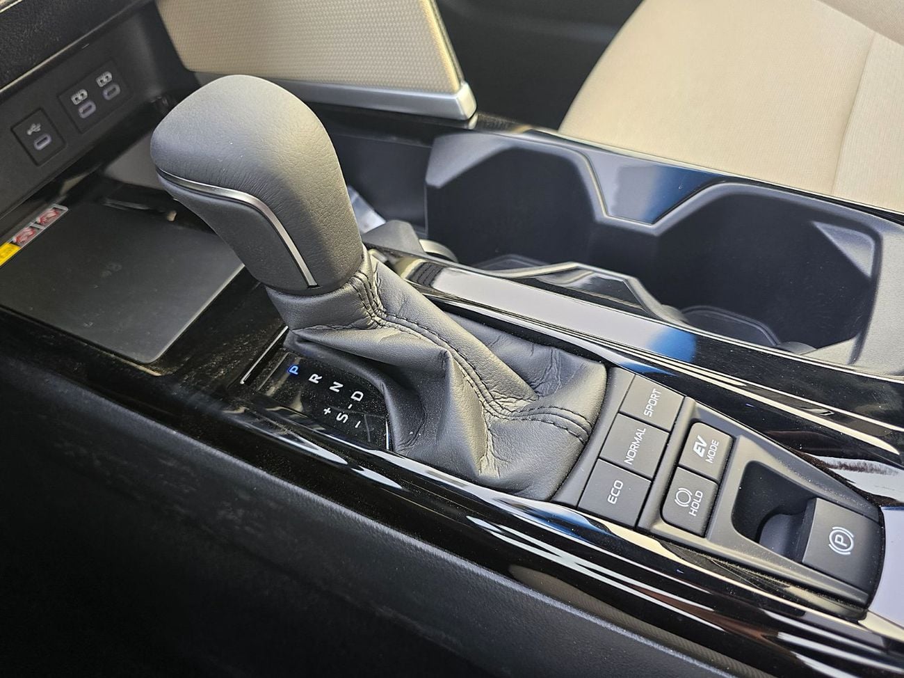 Toyota Camry Toyota Camry LE 2.5L Hybrid A/T FWD Sedan GCC Silver color 2026 model
