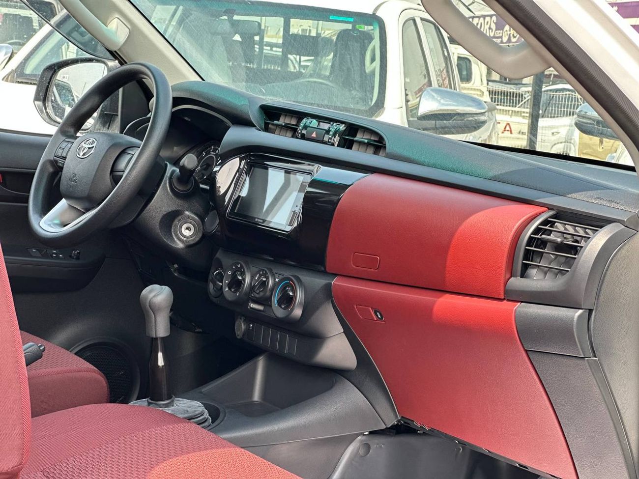 تويوتا هيلوكس سنغل كبين 2.4 لتر 4X4 ديزل ناقل حركة يدوي // 2026 // المواصفات القياسية: نوافذ كهربائية، مشغل DVD //