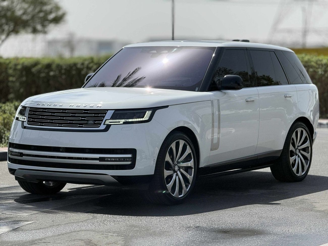 Land Rover Range Rover Autobiography P530 4.4L GCC SPEC NEAT AND CLEAN UNDER WARRANTY AND SERVICE