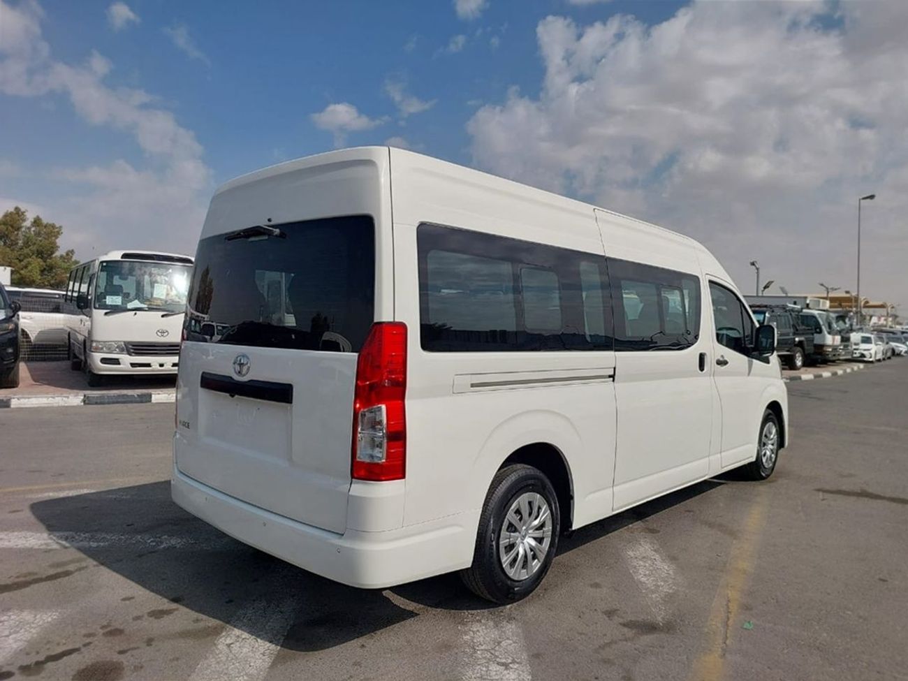 Toyota Hiace TOYOTA HIACE COMMUTER VAN RHD 2019 MODEL 2.8L DIESEL AUTOMATIC(PM01596)
